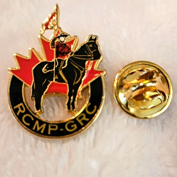 RCMP GRC 102 RL Royal Canadian Mounted Police Horse Badge Canada Lapel Pin Vtg. - Picture 2 of 7